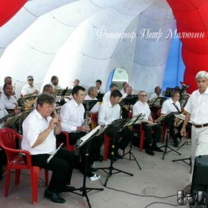 Тюменский профессиональный оркестр под управлением дирижера Ларионова