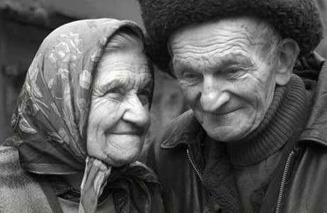 Читай;  Одну пожилую пару, прожившую 60 лет вместе, спросили Как вам удалось так долго прожить вместе Понимаете, мы родились и выросли в