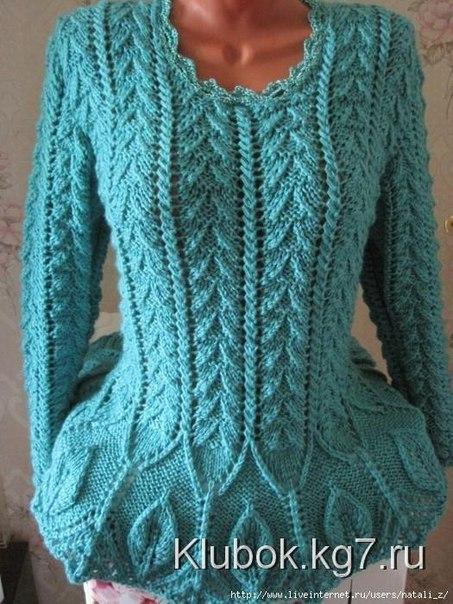 Вязание:  club52919650 Женский свитер спицами Рисунок ее, выполненный в зелёном цвете, напоминает елочку.