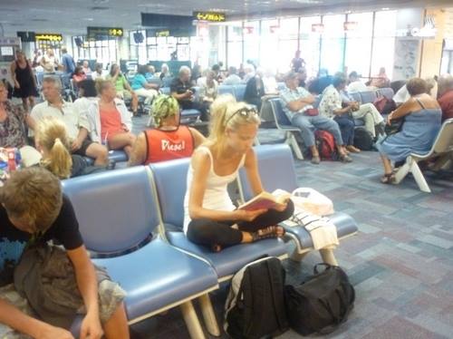 Вяжем:  Девушка ожидала свой рейс в большом аэропорту. Её рейс был задержан,