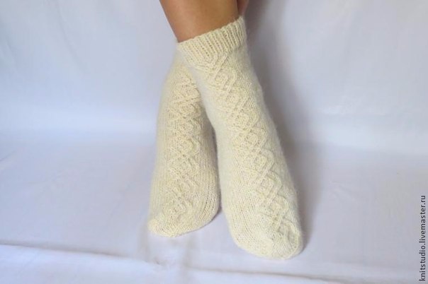 Вяжем:  Красивые носочки спицами За окном почти зима, нужно срочно утеплять ножки.