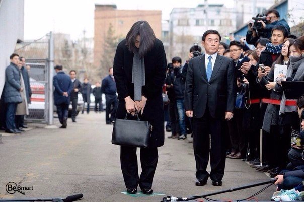Умное:  Девушка с опущенной головой дочь главы компании Korean Airlines Cho Hyun-а 5 декабря 2014 года, когда самолёт готовился взлетать,