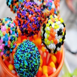 Рецепты:  Цветные конфеты на палочке. Восхитительные разноцветные шарики для